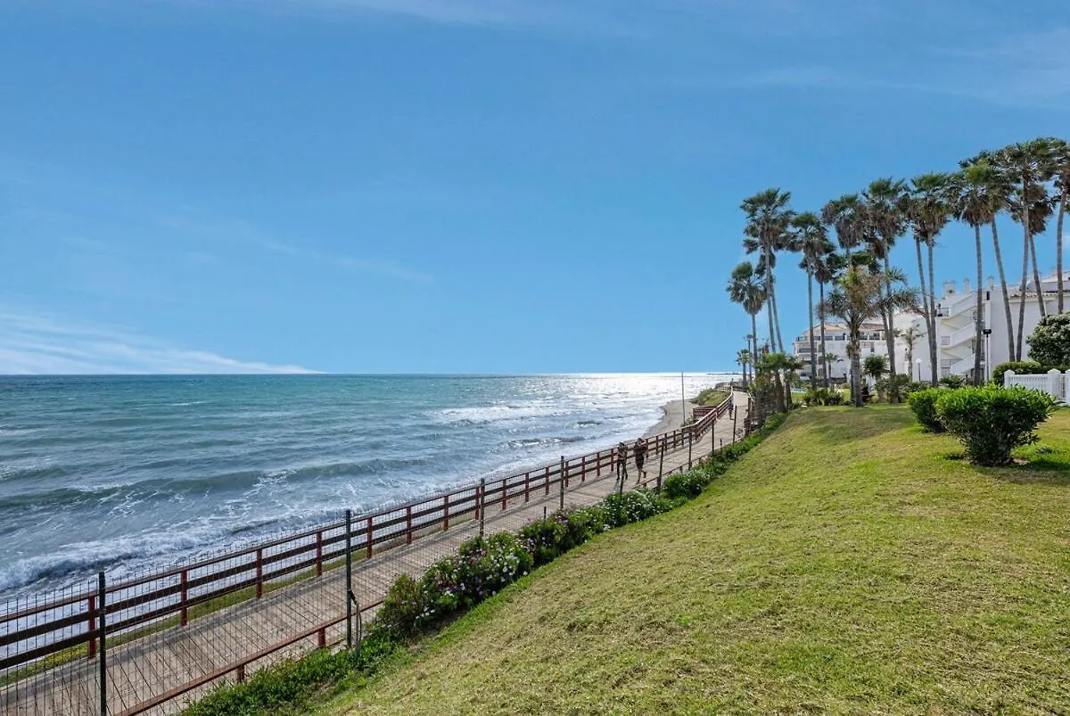 Marvellous 1 Bedroom Beachfront Flat With Parking And Pool Sitio de Calahonda إسبانيا