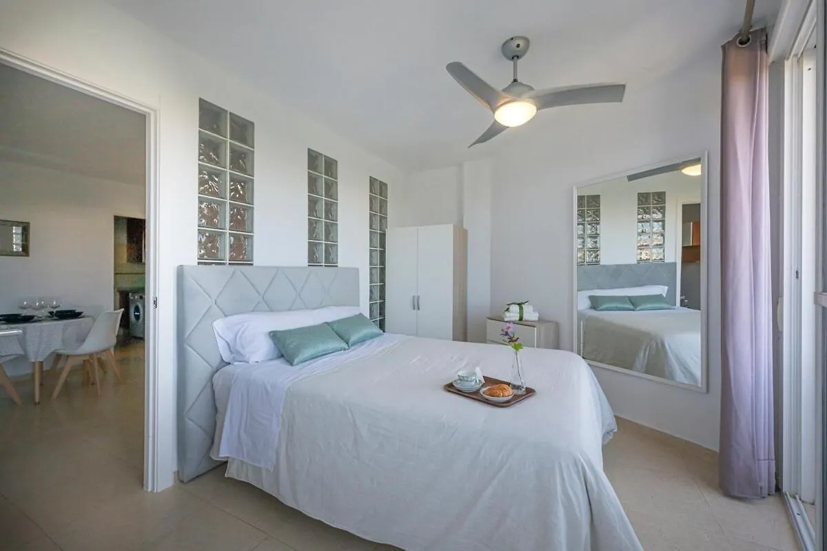 Marvellous 1 Bedroom Beachfront Flat With Parking And Pool Sitio de Calahonda شقة