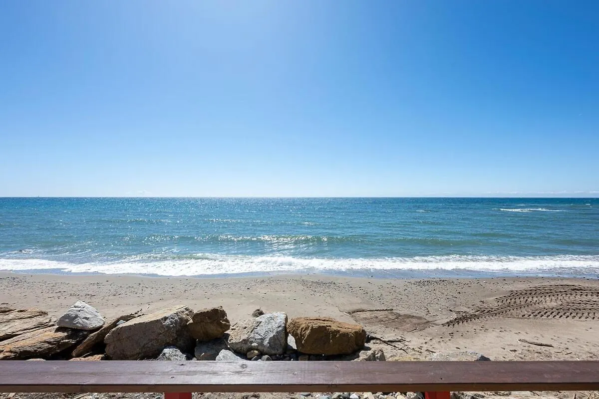 Marvellous 1 Bedroom Beachfront Flat With Parking And Pool Sitio de Calahonda شقة