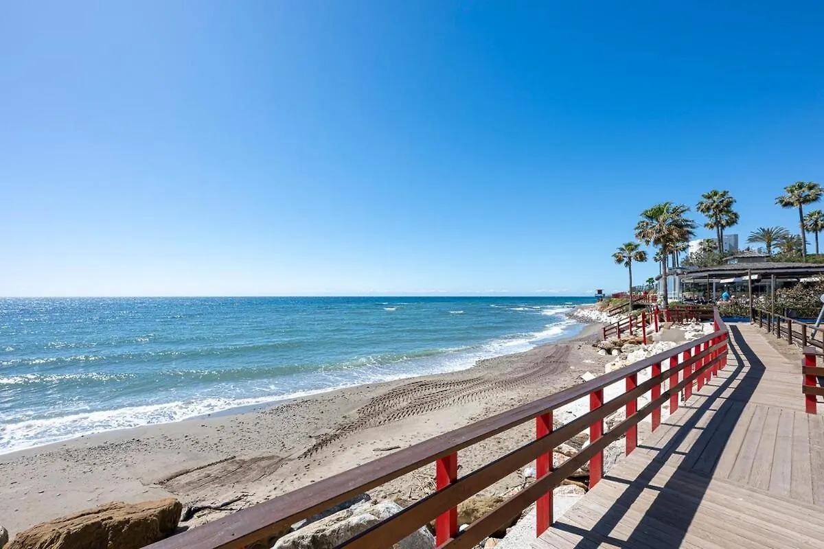 Marvellous 1 Bedroom Beachfront Flat With Parking And Pool Sitio de Calahonda