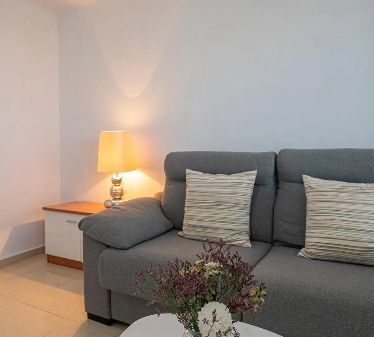 Marvellous 1 Bedroom Beachfront Flat With Parking And Pool Sitio de Calahonda 0*,  إسبانيا