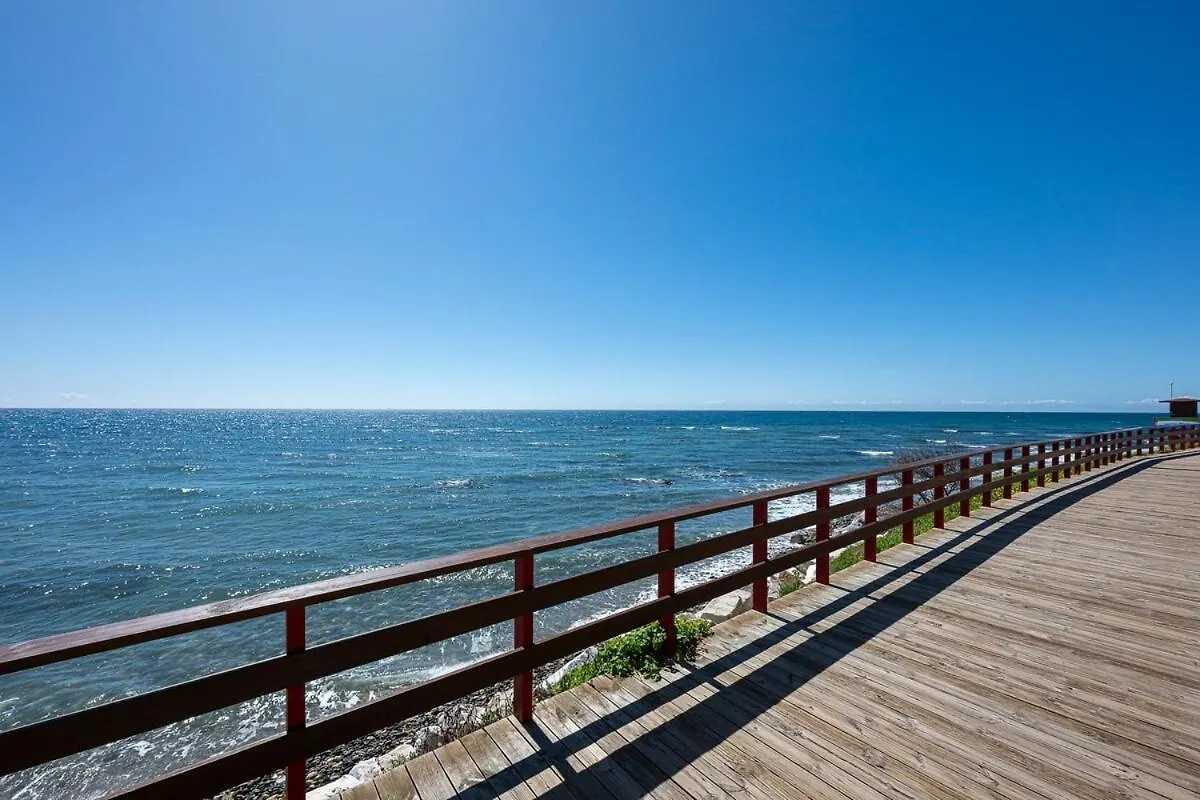 Marvellous 1 Bedroom Beachfront Flat With Parking And Pool Sitio de Calahonda