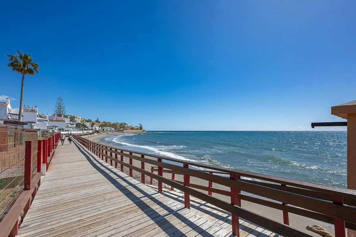 Marvellous 1 Bedroom Beachfront Flat With Parking And Pool Sitio de Calahonda شقة