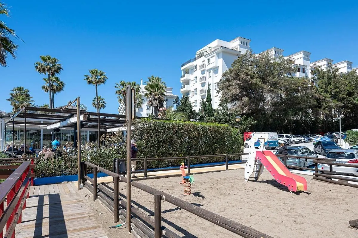 Marvellous 1 Bedroom Beachfront Flat With Parking And Pool Sitio de Calahonda 0*,  إسبانيا