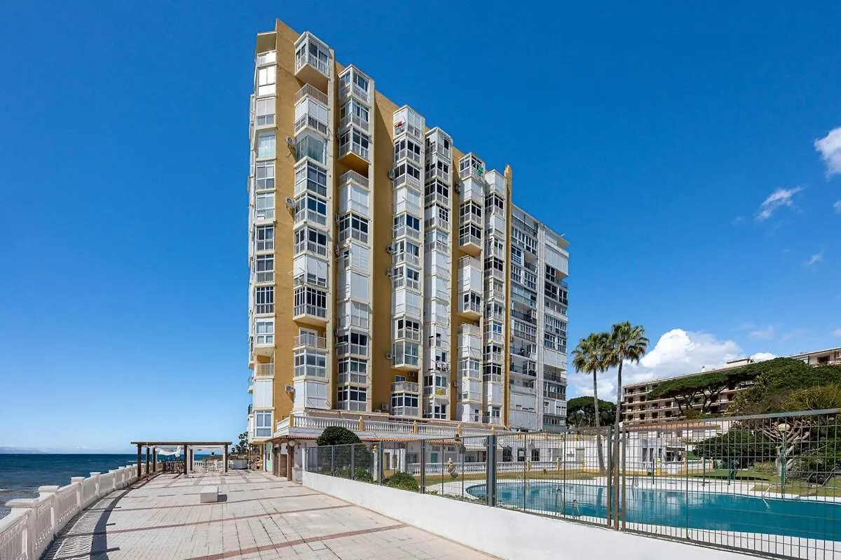 Marvellous 1 Bedroom Beachfront Flat With Parking And Pool Sitio de Calahonda شقة